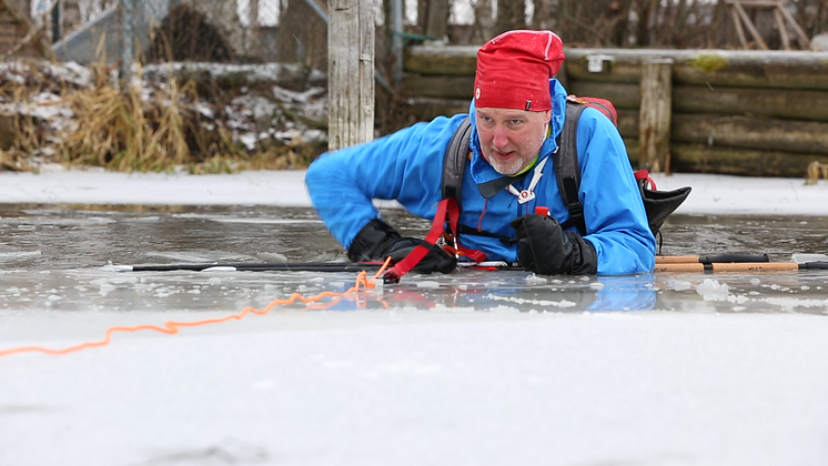 Sjöräddaren Jonas Ettemo utbildar i issäkerhet 