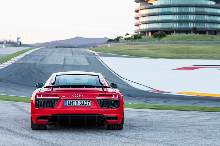 R8 Dynamite Red static rear