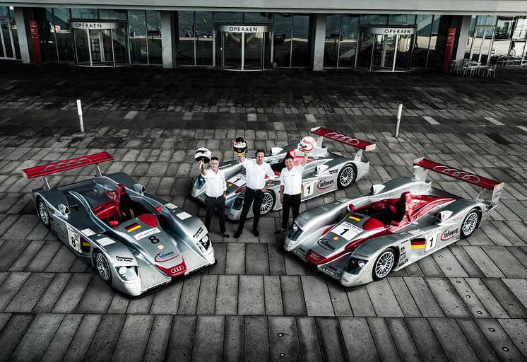 Hilsen fra Dindo Capello, Frank Biela og Tom Kristensen ved Audi Le Mans vinderbiler fra 2000, 2001 og 2002 for Operaen i København (foto Mads Dreier)