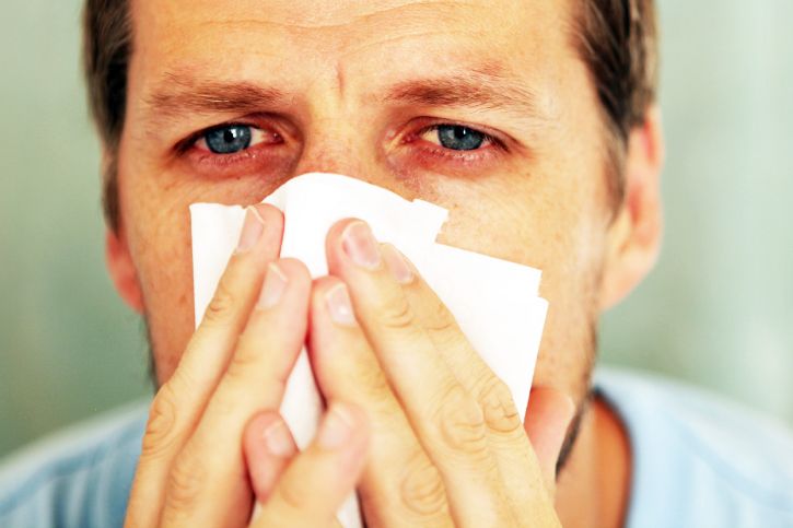 Allergisk rinit  - man med symtom 