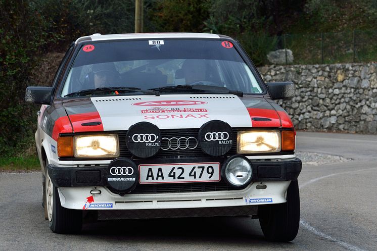 Audi 80 på asfalt forfra (foto Michael Eisenberg)
