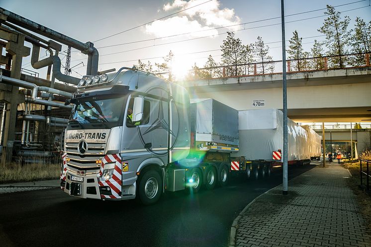 Veolia_Boxberg_2_Klaerschlammtrockner_vier-Einweiser-waren-noetig-damit-auch-Engstellen-sicher-passiert-werden-konnten.jpg