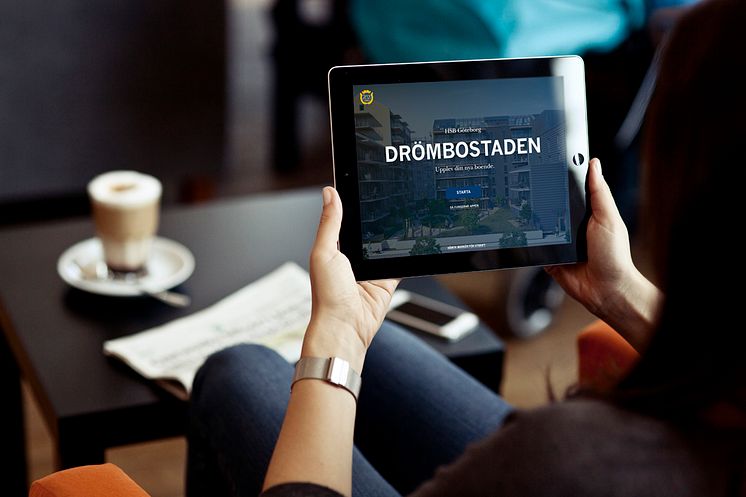 HSB Göteborg visar var stolen ska stå.  – Ny app som ger 3D bild av det framtida bostadsområdet .