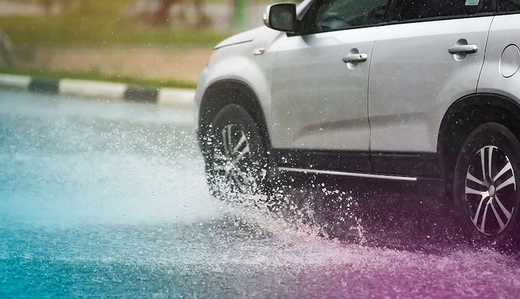 Dagvatten fr trafik Mostphotos car-rain-puddle-splashing-water liten.jpg