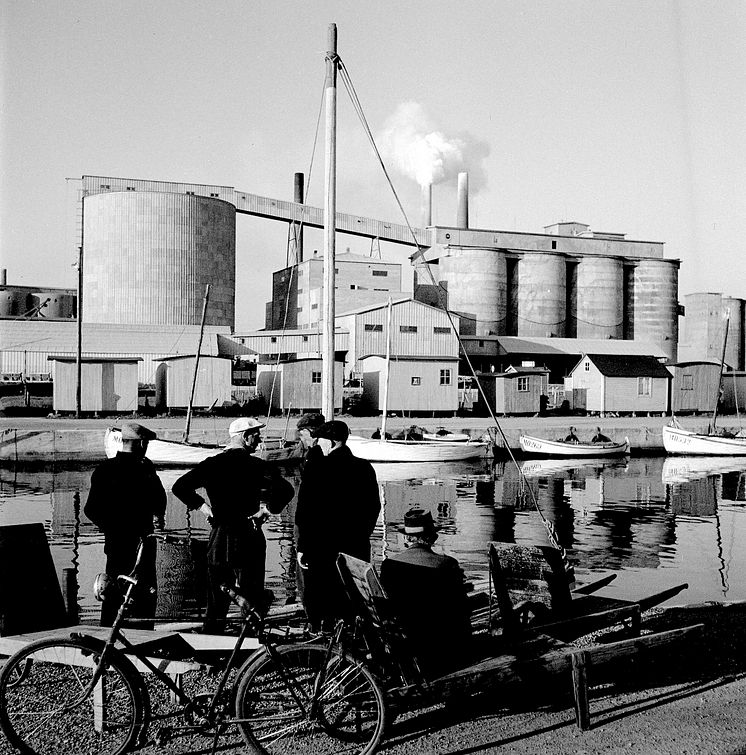 Cementfabriken med fiskare i förgrunden