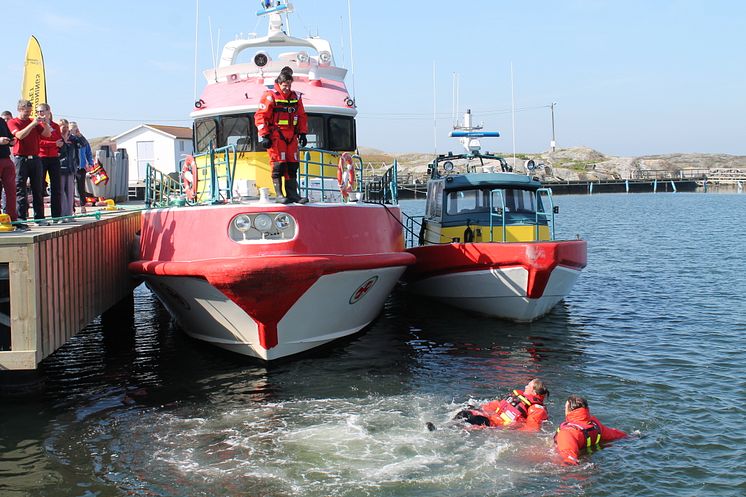 Frivilliga sjöräddare från RS Rörö testar de nya flytvästarna för allra första gången. 