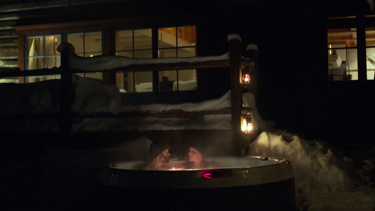 FryksasChalet_RelaxHotTub_photoJuliusAspman_VisitDalarna