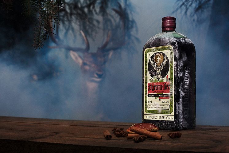 Jägermeister firar 35 år i Sverige - lanserar retro flaska från 1935