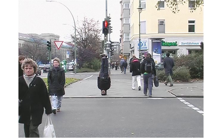 Antonio Paucar, Esperando un cambio [Waiting for a Change], 2005. Video still.