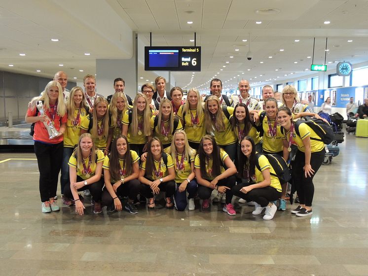 F19-landslaget i fotboll – några av alla resenärer på Stockholm Arlanda Airport under juli månad. 