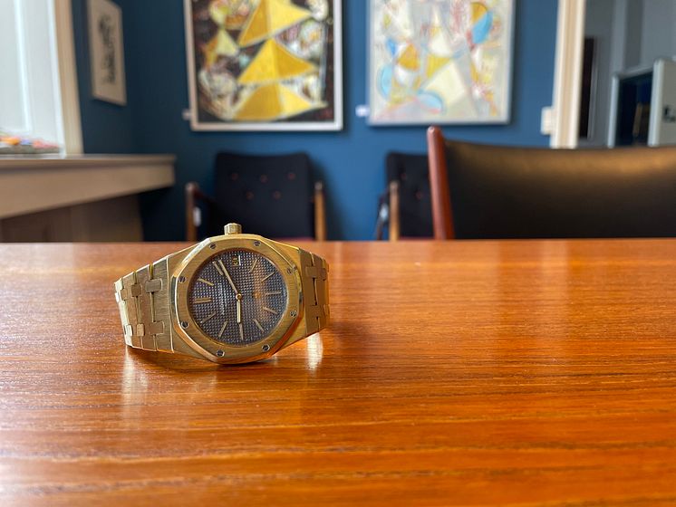 Audemars Piguet. Armbåndsur af 18 kt. guld. Model Royal Oak, ref. 5402BA på bord