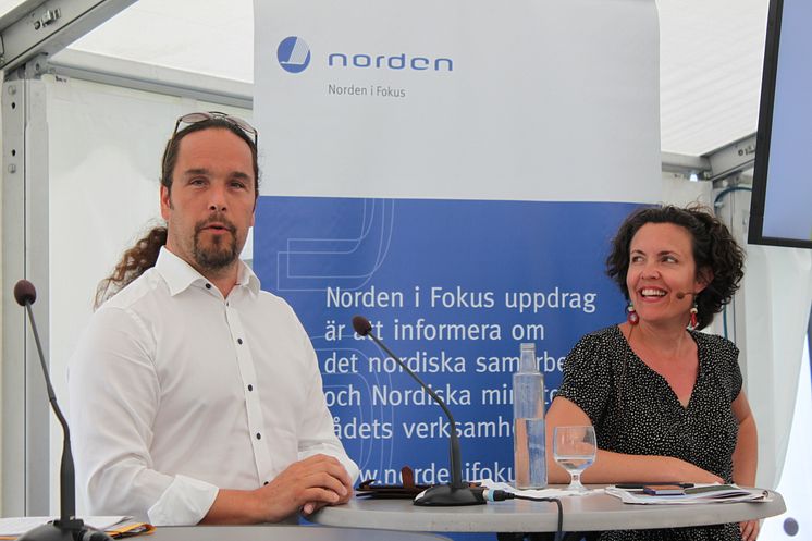 Nordregios debatt om Ungas livsval, Åsa Ström Hildestrand, kommuniaktionschef Nordregio, och Fredrik Karlström, Näringsminister Åland  