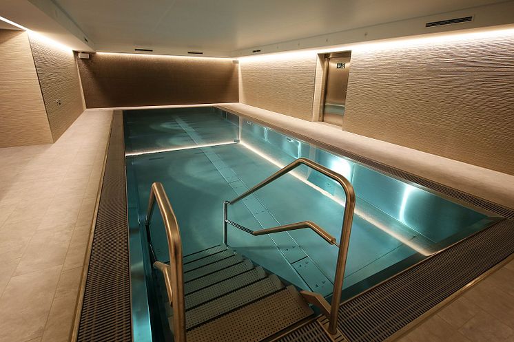 Pool im Wellnessbereich mit integrierter Sauna 