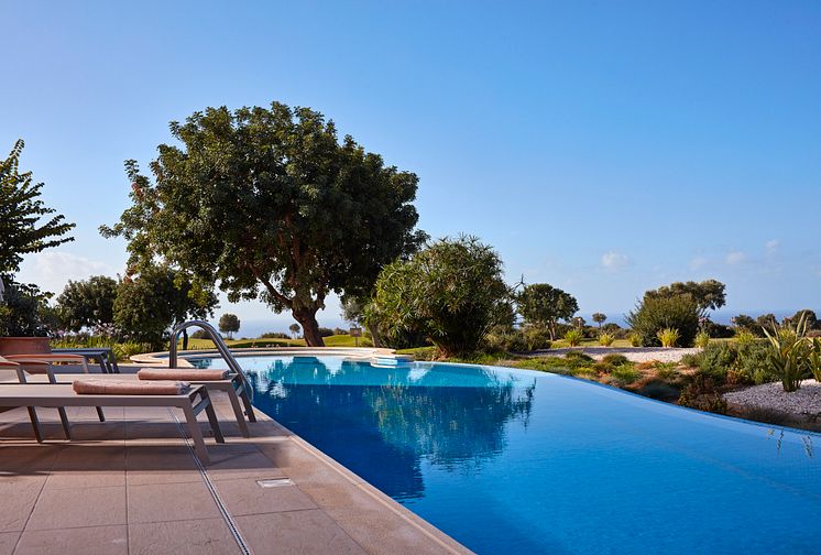 deluxe-swim-up-golf-sea-view-tui-sensatori-atlantica-aphrodite-hills-cyprus