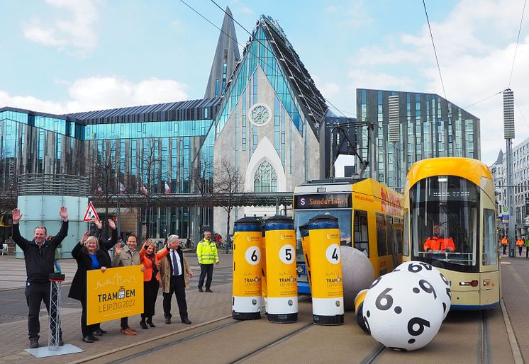Tram-EM 2022 in Leipzig - Straßenbahn-Bowling auf dem Augustusplatz