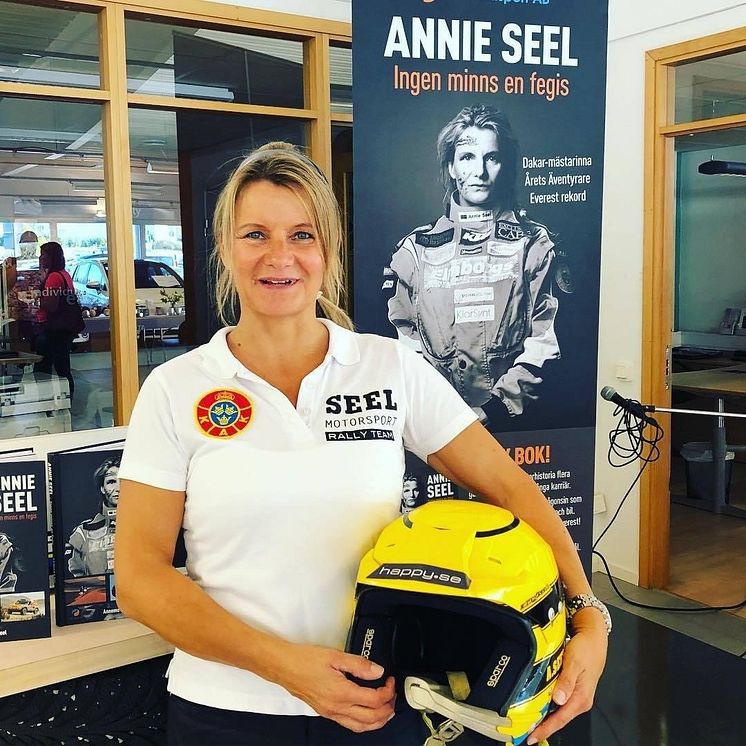 Annie Seel med gul Hjälm.jpg