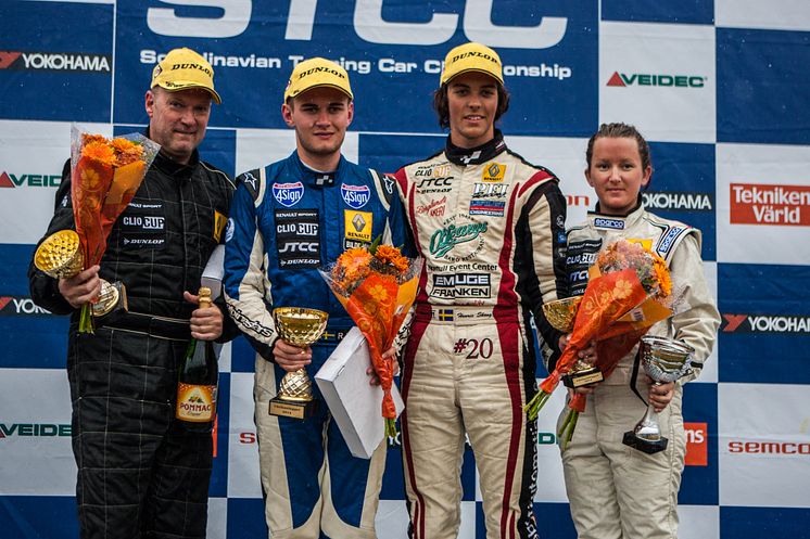 Här är kvartetten som stod på pallen under den intensiva Clio Cup-helgen med fyra race i Falkenberg. Fr.v: Janne Gustafsson, Robert Helling, Henric Skoog och Linda Johansson. Foto: STCC/Jerry Karlgren.