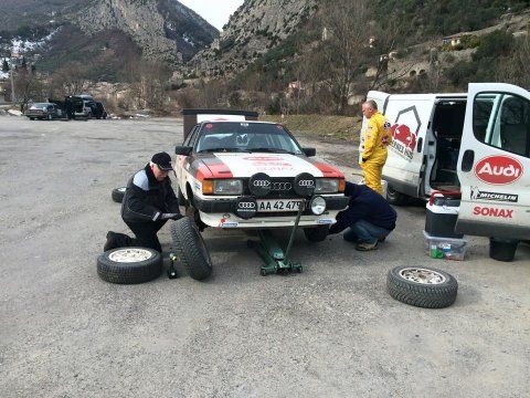 Audi 80 får skiftet hjul og dæk (foto Per Brodersen)