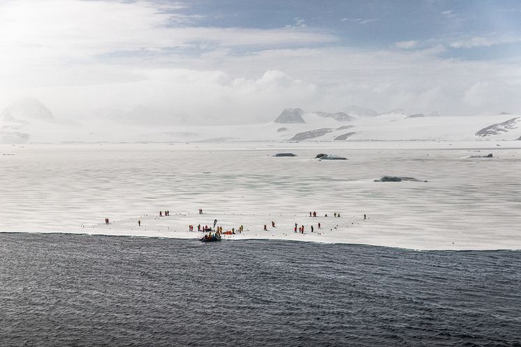 8__Antarctica DEC2021_MS Roald Amundsen_Photo Hurtigruten Expeditions_Oscar Farrera