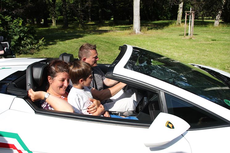 Ein aufregender Nachmittag im Bärenherz: Kinder mit Dr. Schuh im Lamborghini unterwegs