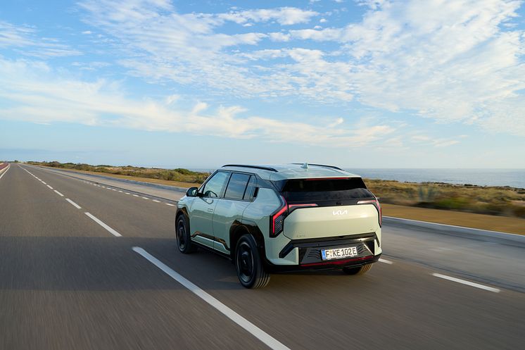 kia-ev3-gtline-aventurine-green-dynamic-hires-008.jpg