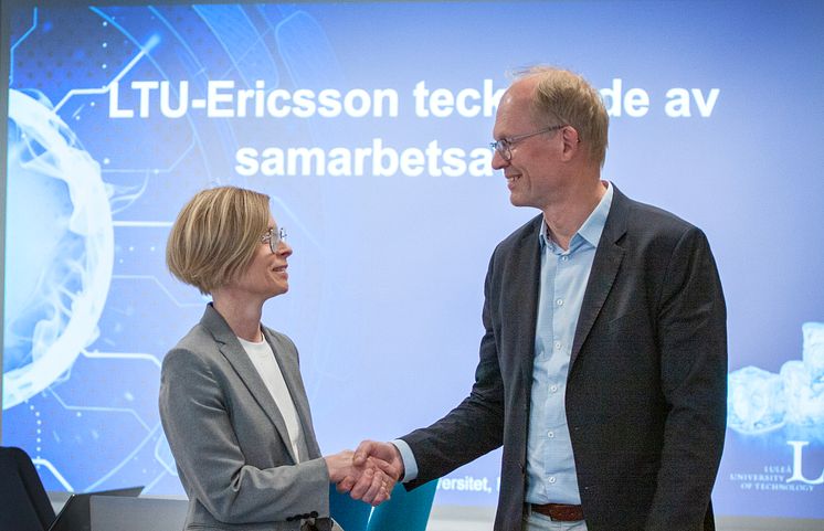Birgitta Bergvall-Kåreborn, rektor vid Luleå tekniska universitet och Magnus Frodigh, Vice-President and Head of Ericsson Research