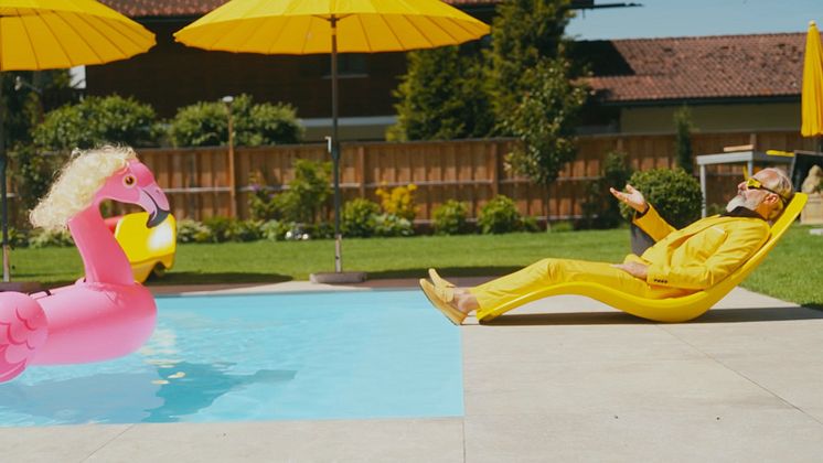 POOL Man und aufblasbarer Flamingo mit blonder Perücke