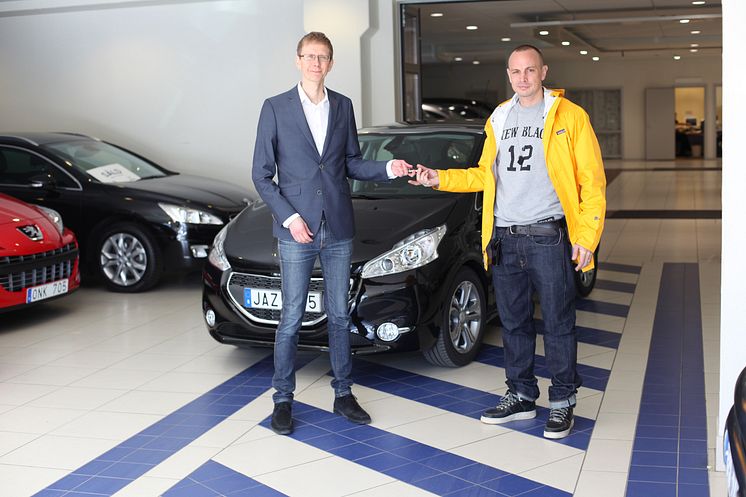 Artisten Petter kör Sveriges första Peugeot 208!