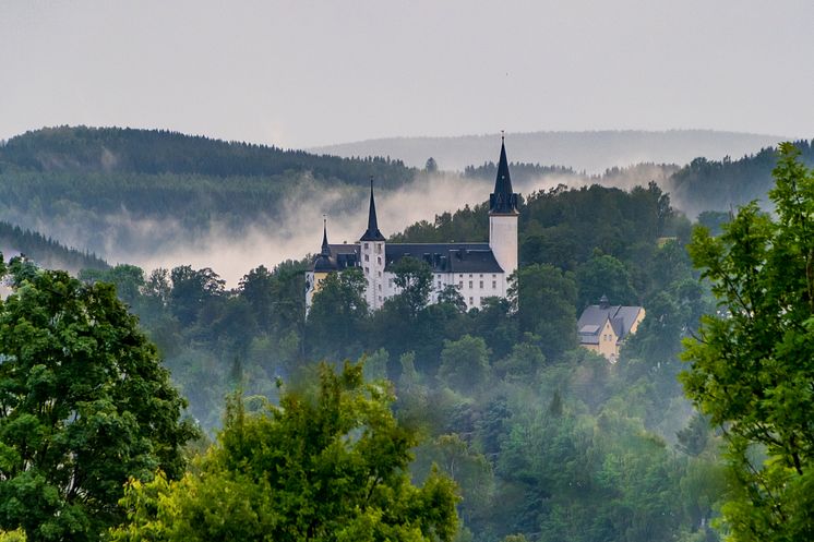 Neuhausen_Erzgeb._Neuhausen_Erzgeb._Schloss_Purschenstein_bei_leichtem_Nebel.jpg