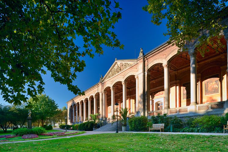 Baden-Baden_Trinkhalle_im_Kurgarten.jpg