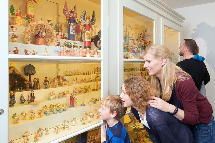 Wendt & Kühn-Welt_Grünhainichen_Familie vor dem historischen Musterschrank_Foto Wendt & Kühn.jpg