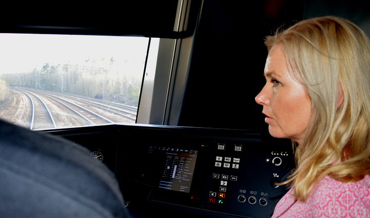 Infrastrukturminister Anna Johansson åker förarhytt hos MTR Express