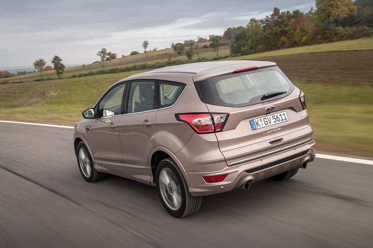 2016Kuga_Vignale_Milano_Grigio_009