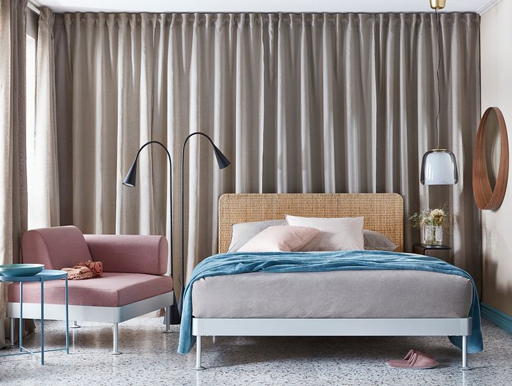 DELAKTIG sengestel med sengegavl 3.699.-, sidebord til stel 400.-, LED-gulvlampe 599.-