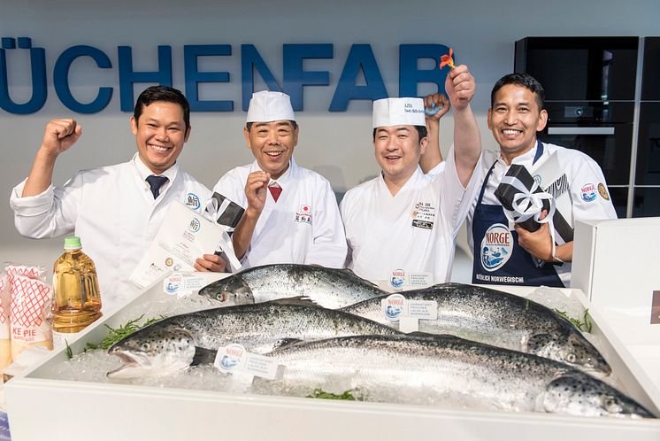 Große Freude bei der Global Sushi Challenge: Sieger Mongkol Patprom, Sushi-Großmeister Hirotoshi Ogawa und Takashi Okumura, Drittplatzierter Bijaya Gurung (v.l.)