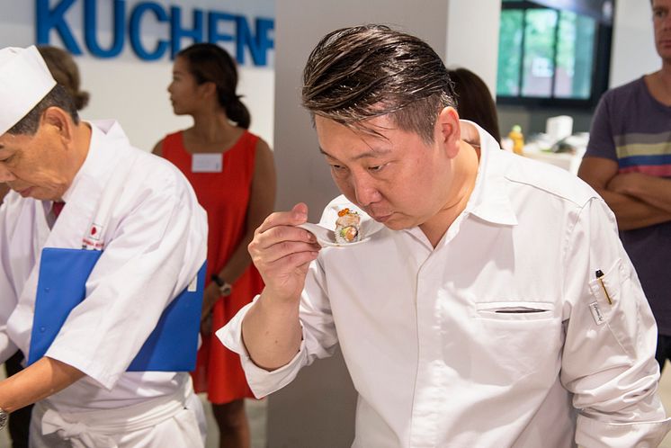 Sternekoch Yoshizumi Nagaya beim Verkosten eines "Chefs Masterpiece"