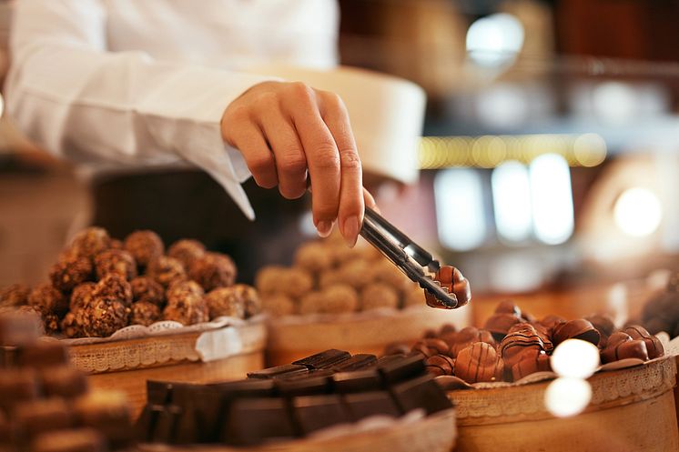 THEME_FOOD_CHOCOLATE_STORE_FEMALE_HAND_GettyImages-1045887302_Universal_Within usage period_92623