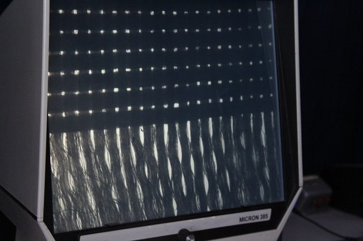 Laboratoriet analyserar trådtäthet samt utför en bedömning av textilkvalité Foto: IDFL