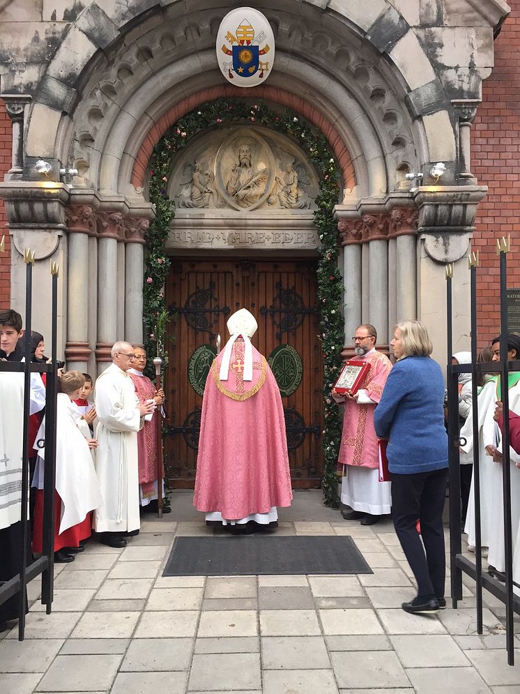 Biskop Anders Arborelius öppnar stiftets Heliga port i katolska Domkyrkan 