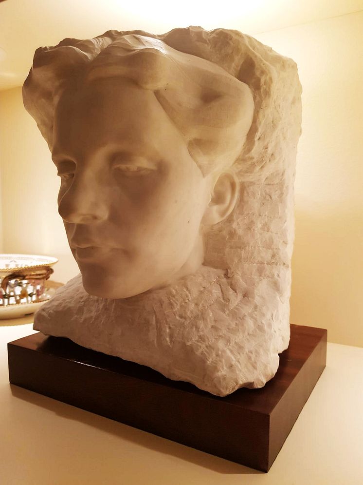 Kvinneportrett i marmor (2) av Gustav Vigeland