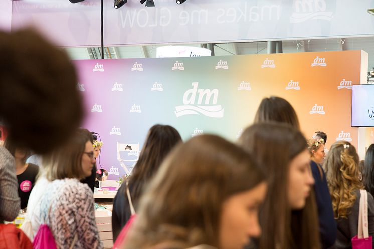 Pressebild Glow by dm in Stuttgart