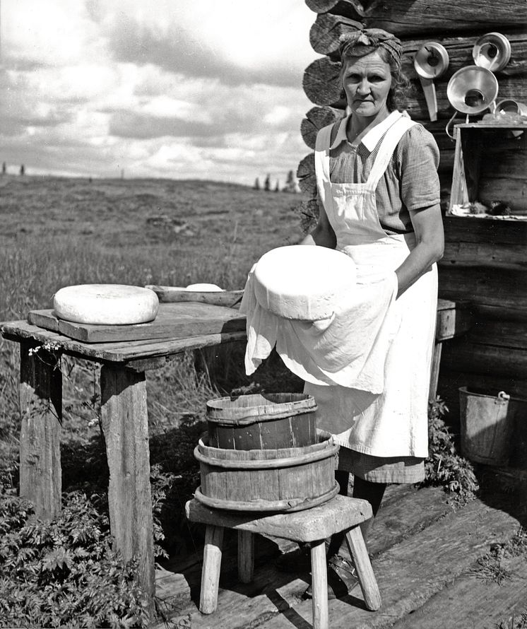 Osttillverkning på fäbodvall. Källvallens fäbod i Jämtland 1943. Fotograf: Karl Heinz Hernried