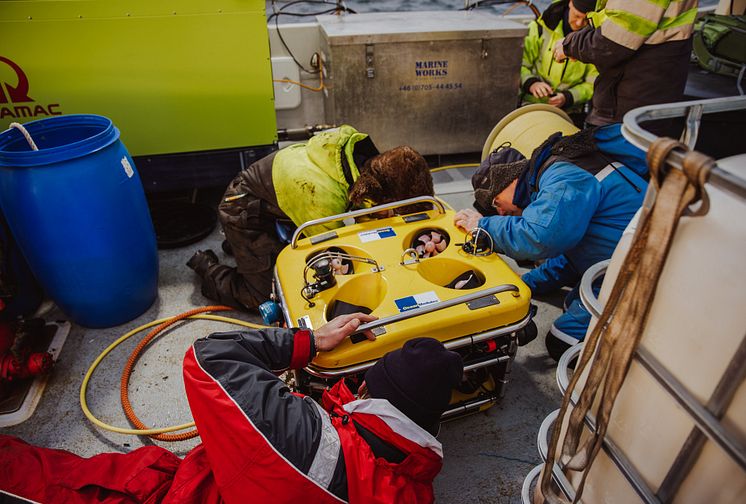 Saneringen av miljöfarliga vrak inleds: Nu töms fiskefartyget Thetis på olja