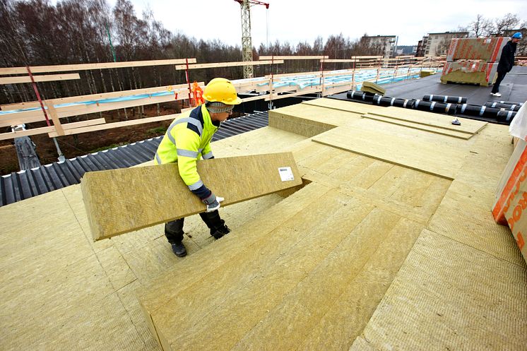 Michal Pietvucho från Kronobergs Tak lägger ut TopRock-isolering från Rockwool.