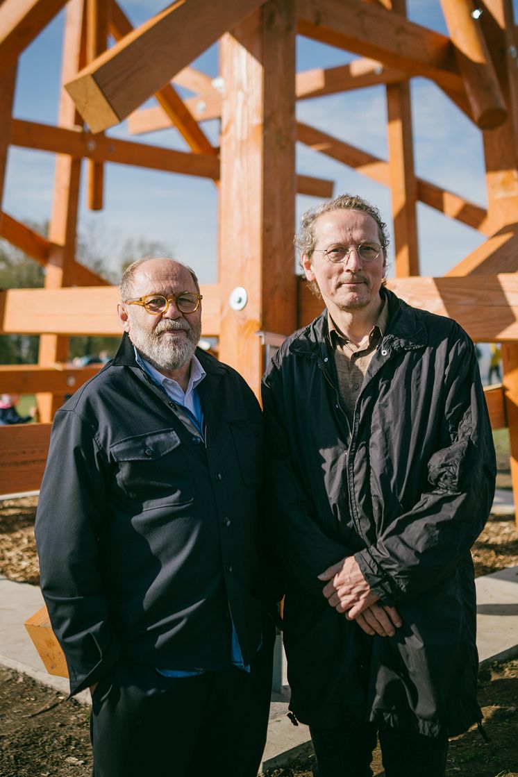 PurplePath_Zwei in ein ander Gewobene_Olaf Holzapfel_ Amtsberg _Alexander Ochs, Kurator mit Olaf Holzapfel, Künstler_Foto_ Johannes Richter.jpg