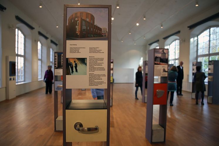 Ein Türgriff von den Architekten Ortner & Ortner in der Ausstellung "begreifbare Baukunst" im GRASSI Museum für Angewandte Kunst Leipzig