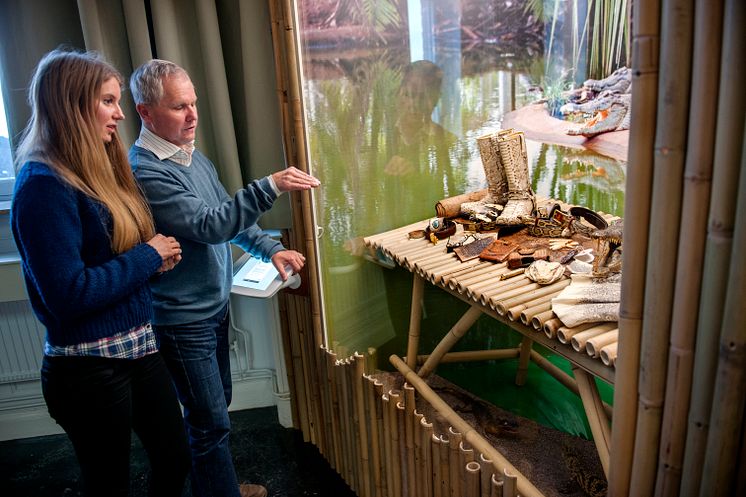 En souvenir för livet - Cecilia och Lasse tittar i montern som föreställer krokodilfarmen