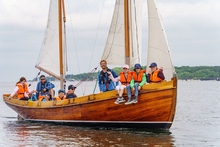 Segelkinder auf dem Segelkutter