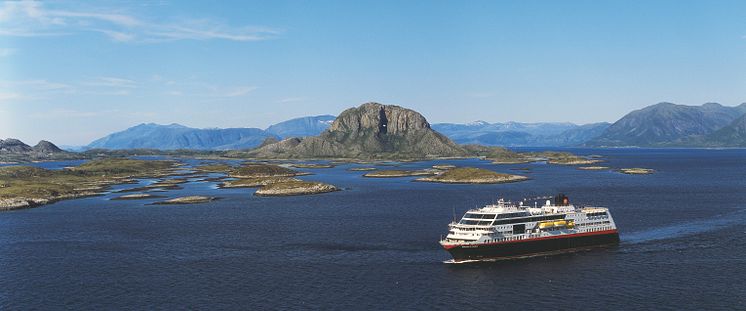 MS-Trollfjord-Torghatten Brønnøysund-56772-Foto-Hurtigruten-Norway