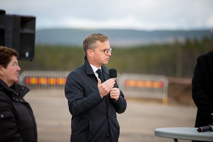 Närings- och innovationsminister Mikael Damberg, talar vid Scandinavian Mountains Aiport.